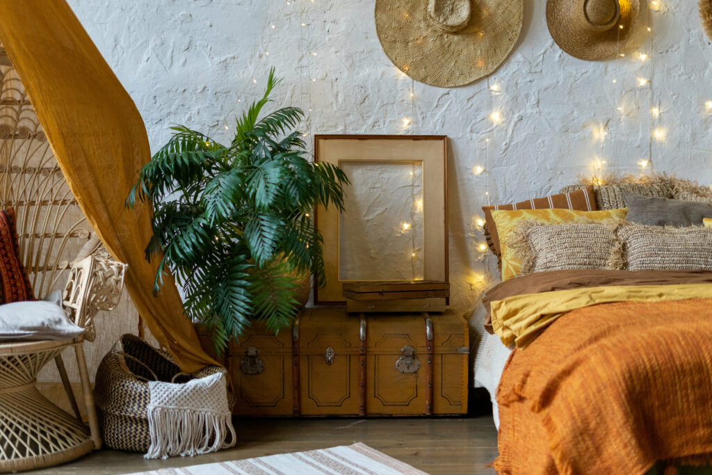 Gemütliches Zimmer mit Interieur im Boho-Stil